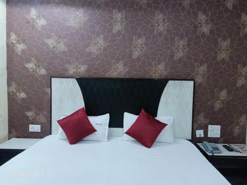 Hotel Ambassador Inn - image 2