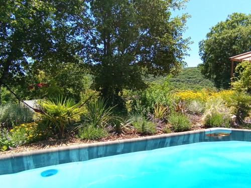Zwembad, La guitoune in Ganges