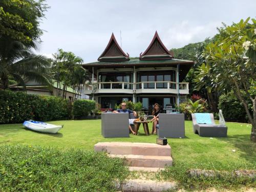 Bali style 4 bedroom beachfront Villa Ao Yon