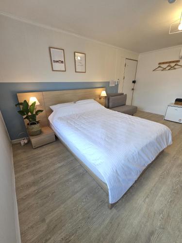 OMG house Room Type - Large Double Room
