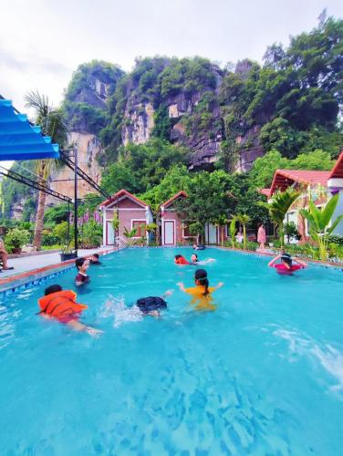 TRANG AN NATURAL MOUNTAINSIDE HOMESTAY