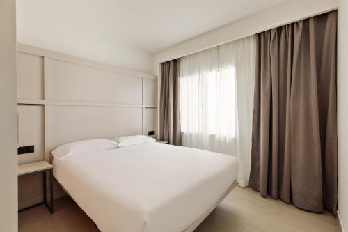 Apartment with Sea View image 1