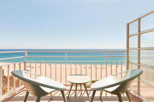 Studio Apartment with Sea View image 1
