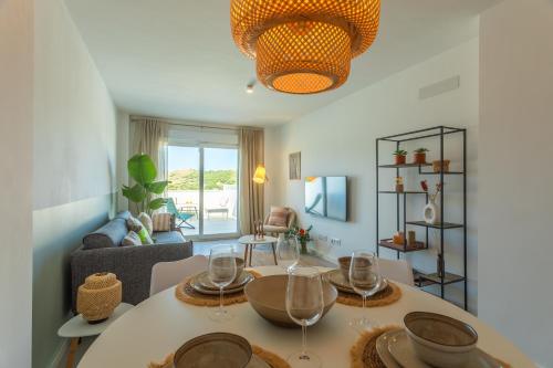 Gran terraza con vistas, Piscina & WIFI - Aparcamiento privado in ทาริฟา