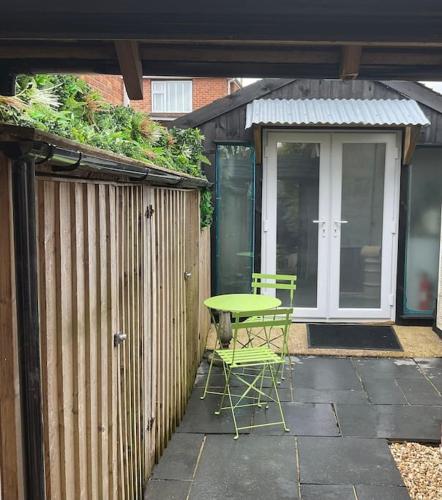 Private apartment with en-suite in Bournemouth Suburbs