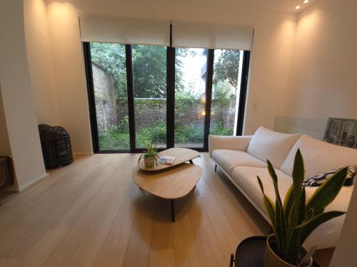 Jodi's flat - Tap to explore photos