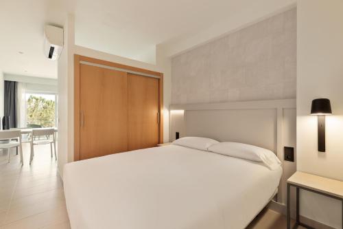 Studio Apartment with Sea View image 3