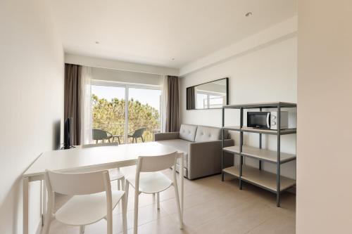 Studio Apartment with Sea View image 5