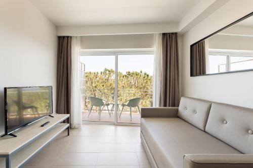 Studio Apartment with Sea View image 4