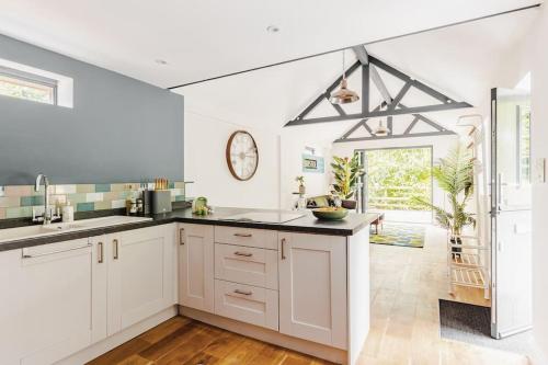 Konyha, Stylish Cotswolds Retreat nestled between Bath and Castle Combe in North Wraxall