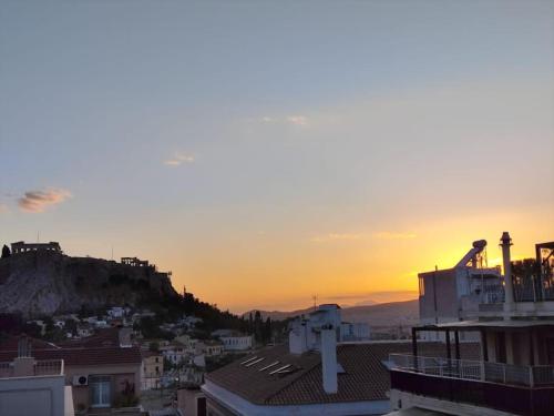 Plaka Flat with View of Acropolis, Atény