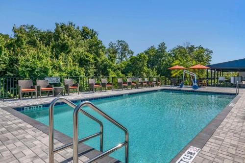 Swimming pool, Cambria Hotel Orlando Airport in Orlando International Airport