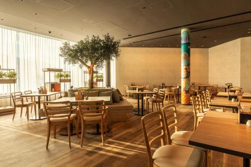 Restaurant, IntercityHotel Lübeck in Lubeck