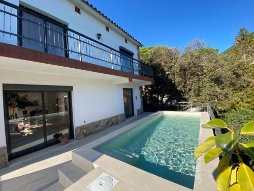  Villa Burriac with Private Pool, Costa Maresme, 20 minutes from Barcelona in Cabrils