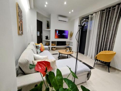 Floral Home 1 - ground floor apt, private parking!, Athens