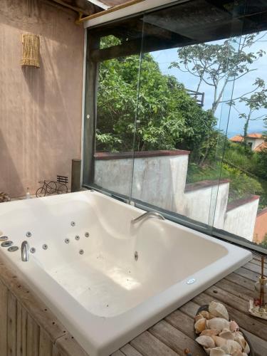 Pezsgőfürdő, Linda casa Ilhabela com vista maravilhosa in Praia do Veloso