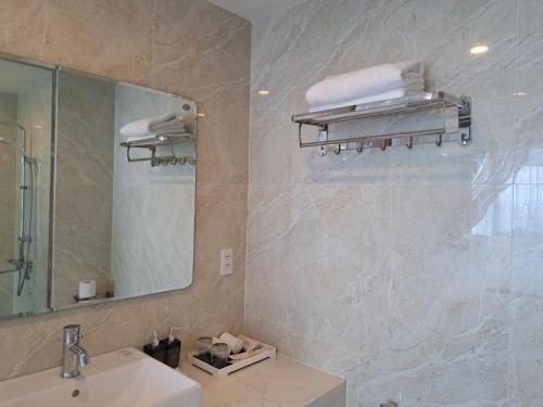 Standard Twin Room image 1