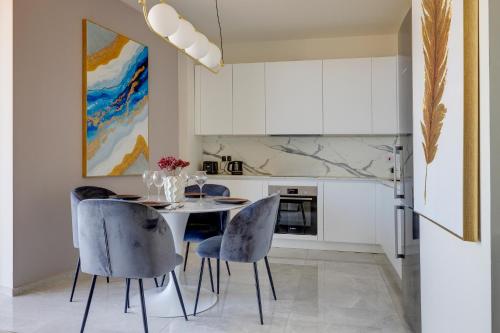 Superlative Apartment in Mercury Towers by Buena Vista 4