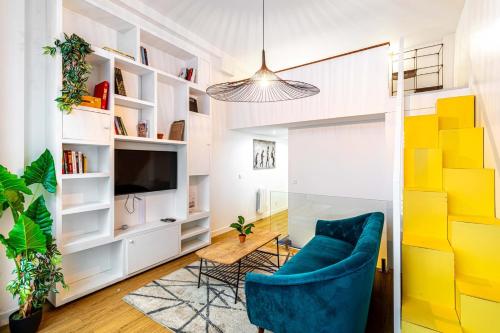 Paris - All Equipped Souplex - Mezzanine Bedrooms 1m50 height - From 1 to 6 Guests - Departure up to 11am - Entrance from 4 pm - M9 - 5 - 3 - 2 - 8 1