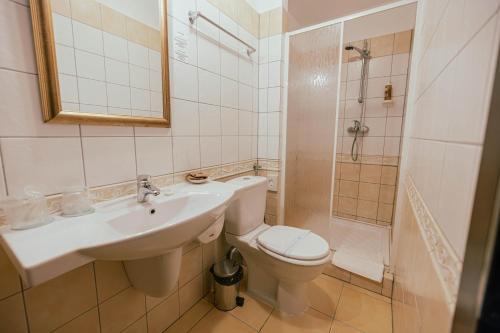 Superior Double Room with Sofa Bed image 5