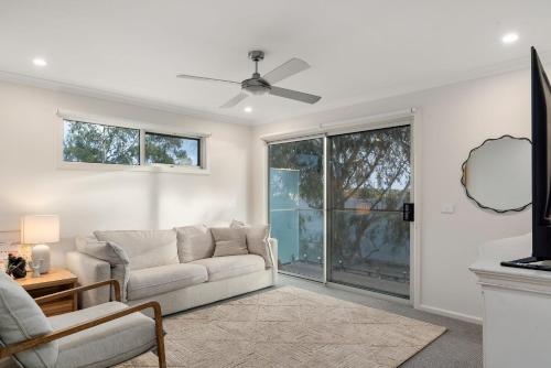 Chic Coastal Retreat 3 Bdr Close to Beach - image 5