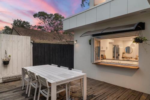 Chic Coastal Retreat 3 Bdr Close to Beach - image 2