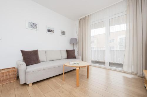 Słoneczny Apartament z Parkingiem by Noclegi Renters, Varsovie