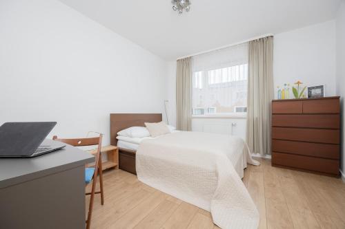 Słoneczny Apartament z Parkingiem by Noclegi Renters