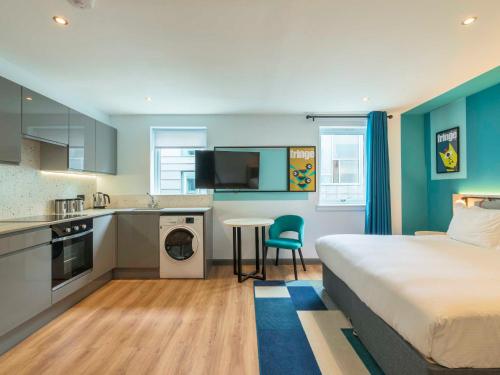 Holyrood Aparthotel - image 2