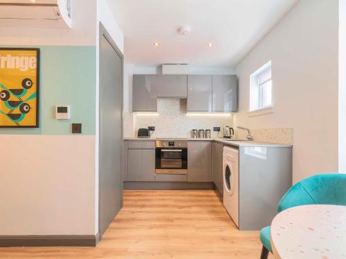 Holyrood Aparthotel - image 13