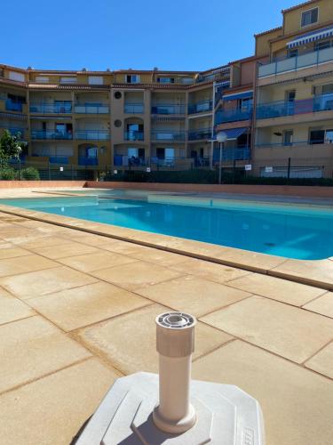 AGENCE JF IMMO-T2 RDC terrasse parking et piscine a 50 m plage-V0743 in Vias