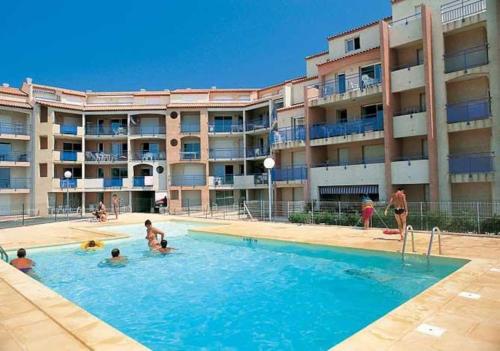 AGENCE JF IMMO-T2 RDC terrasse parking et piscine a 50 m plage-V0743 in Vias