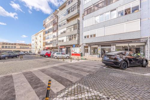 GuestReady - Vibrant 2BR Apartment - image 5