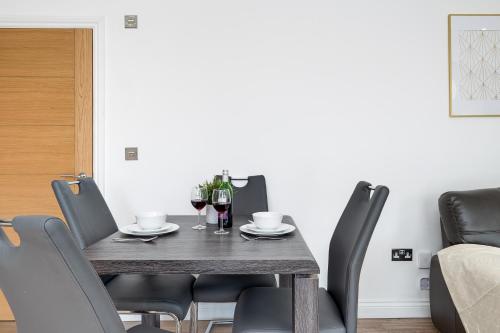 Pluxa Opal - Room darkening blinds & Free Parking, Birmingham (Foto 9)