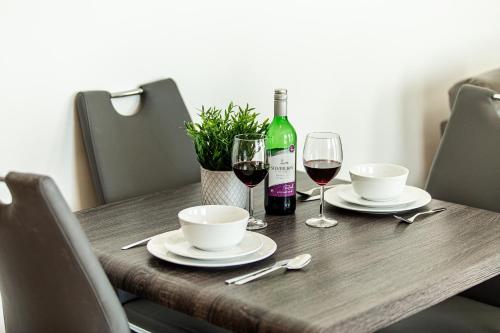 Pluxa Opal - Room darkening blinds & Free Parking, Birmingham (Foto 5)