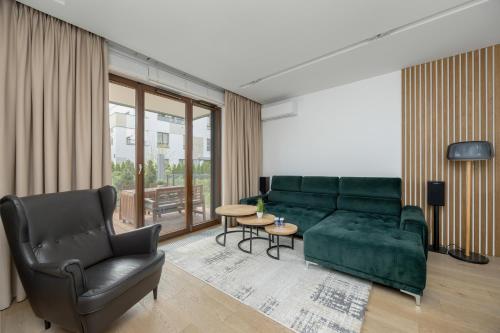 Spacious Family Apartment with Garden & Parking by Noclegi Renters, Warschau