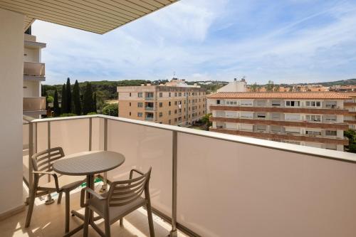 Triple Room with Pool View image 10