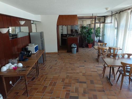 Konyha, Chambre Triple avec Balcon et Salle de Bains Privative 4 in Vallouise