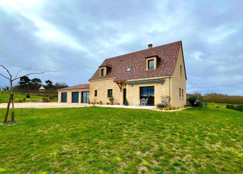 Villa Poujol en Dordogne, piscine chauffée gîte à louer Lyrissou