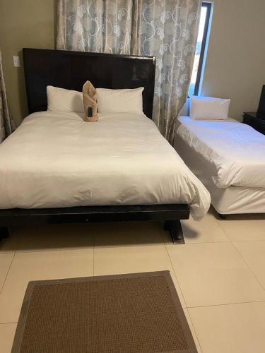 1 double bed, 1 twin bed
