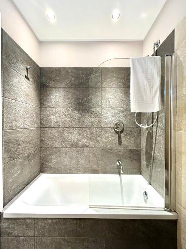 Shower, Civico 8 Alexander in Maria Pia