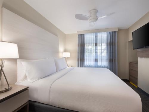 One-Bedroom King Suite with Kitchen image 4