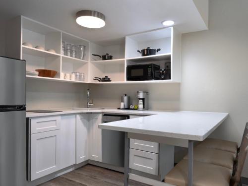 One-Bedroom King Suite with Kitchen image 5
