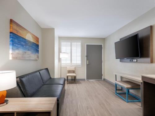 2 Bedroom King Family Suite image 3