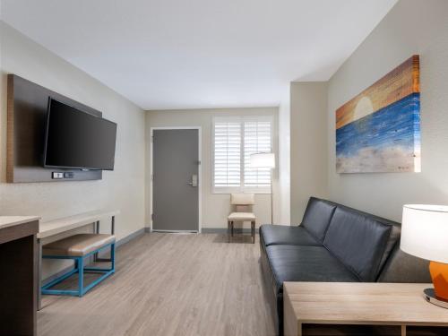 2 Bedroom Queen Family Suite image 6