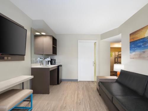 2 Bedroom Queen Family Suite image 4
