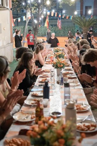 NAPLES EXPERIENCE HOSTEL age limit 18-28, free shuttle in Naples