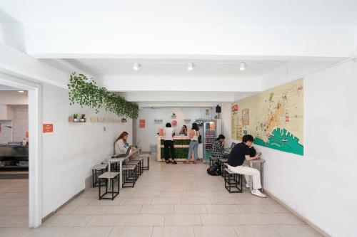 NAPLES EXPERIENCE HOSTEL age limit 18-28, free shuttle in Naples