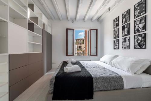 Black and White, Venice