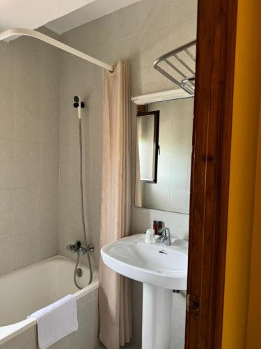 ห้องน้ำ, El Castañu de Cué (El Castanu de Cue) in แอลลาเนส